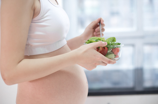 Schwangere Frau ernährt sich Gesund