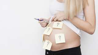 Frau mit schwanger werden Tipps Notizen auf dem Bauch