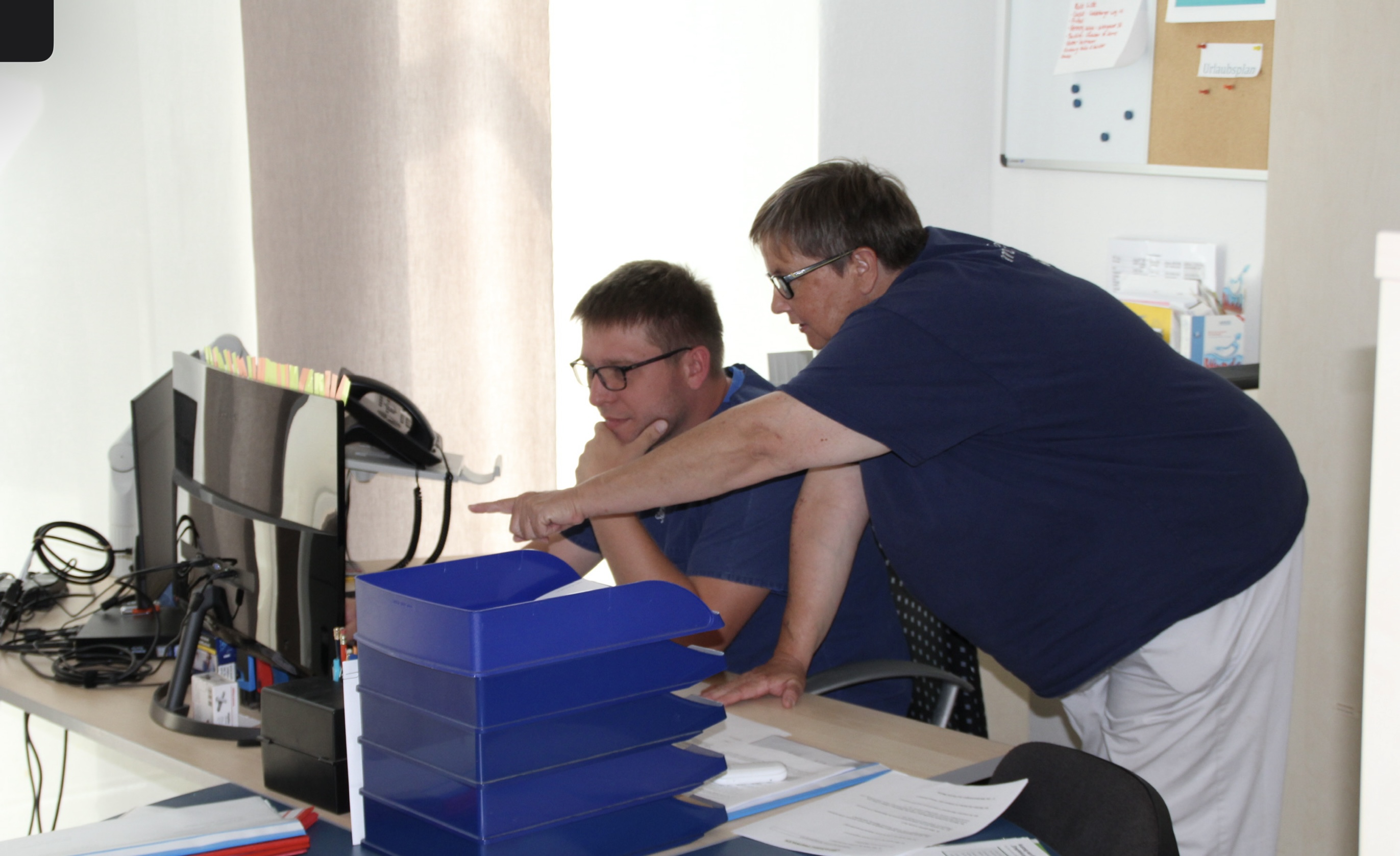 Kevin Stewphi Schreibtisch 2.jpeg