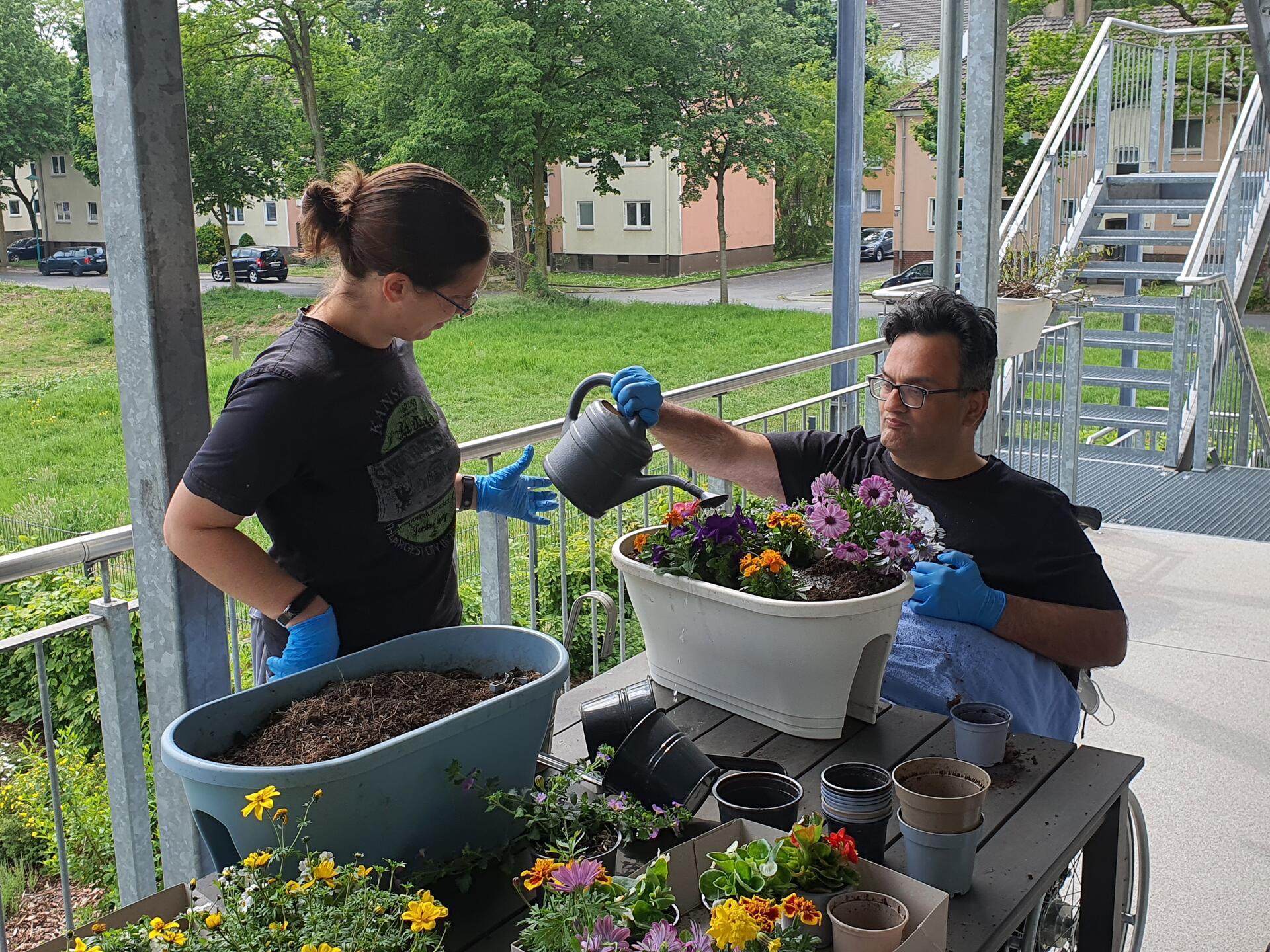 wohnhaus-am-helpoot-duisburg-bewohner-und-betreuerin-pflanzen-blumen.jpg