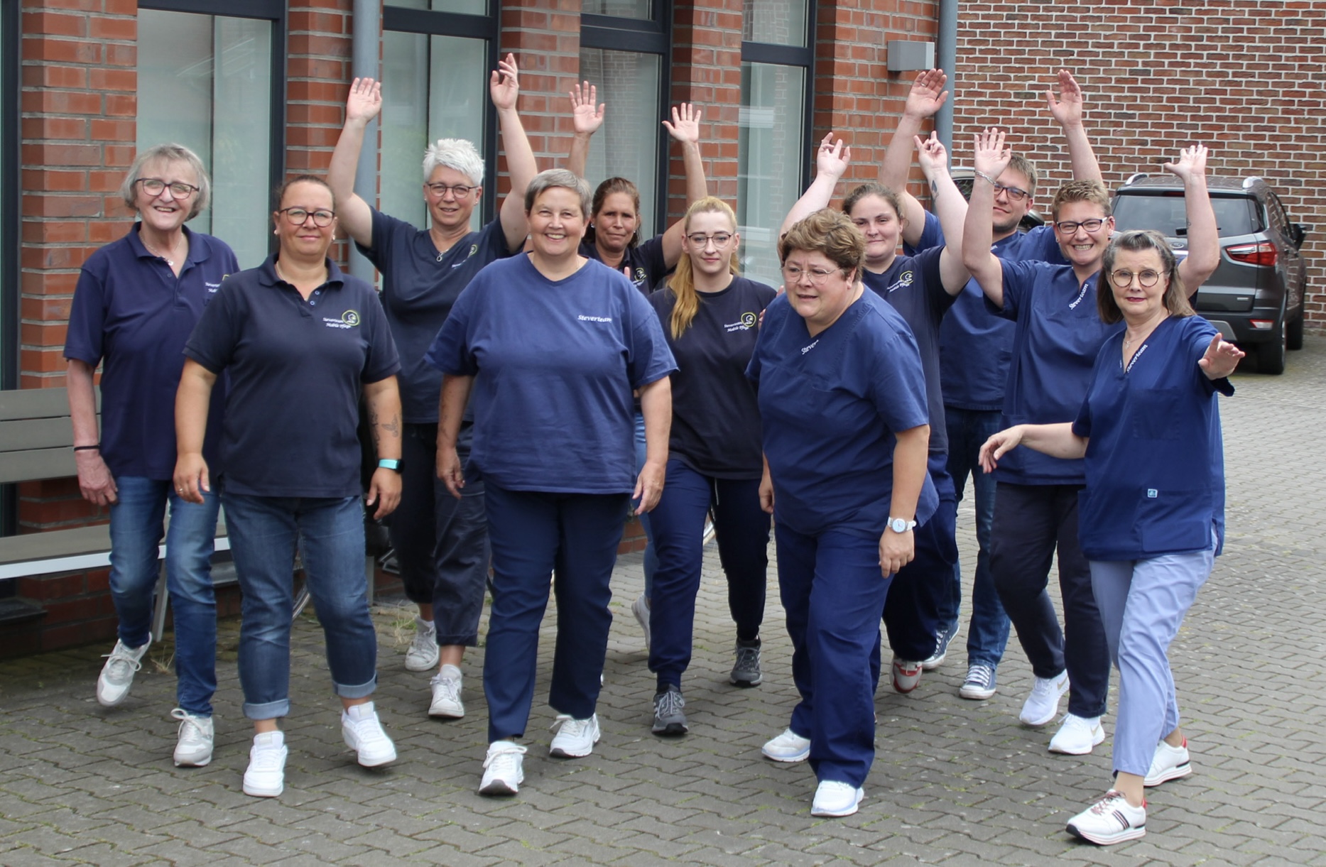 Gruppenphoto draussen 2.jpeg