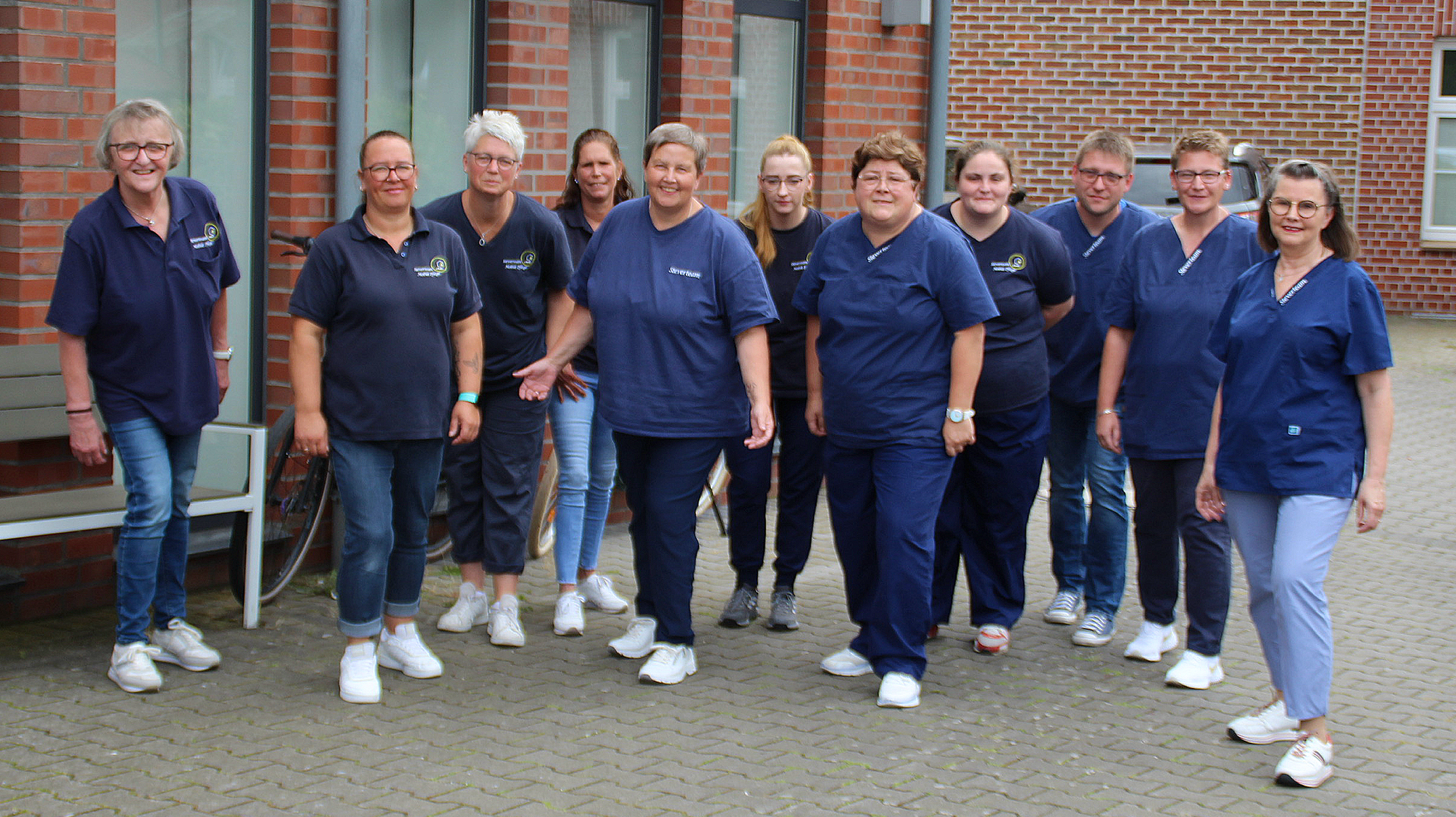 Gruppemphoto draußen 1.jpeg