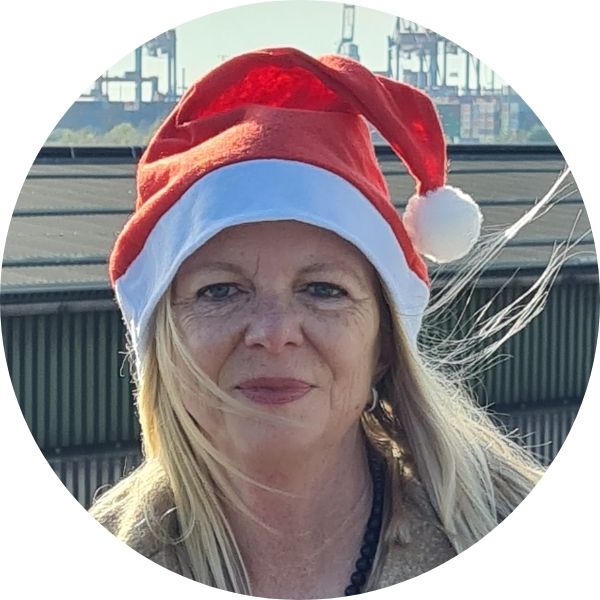 Andrea mit Weihnachtsmütze.jpg