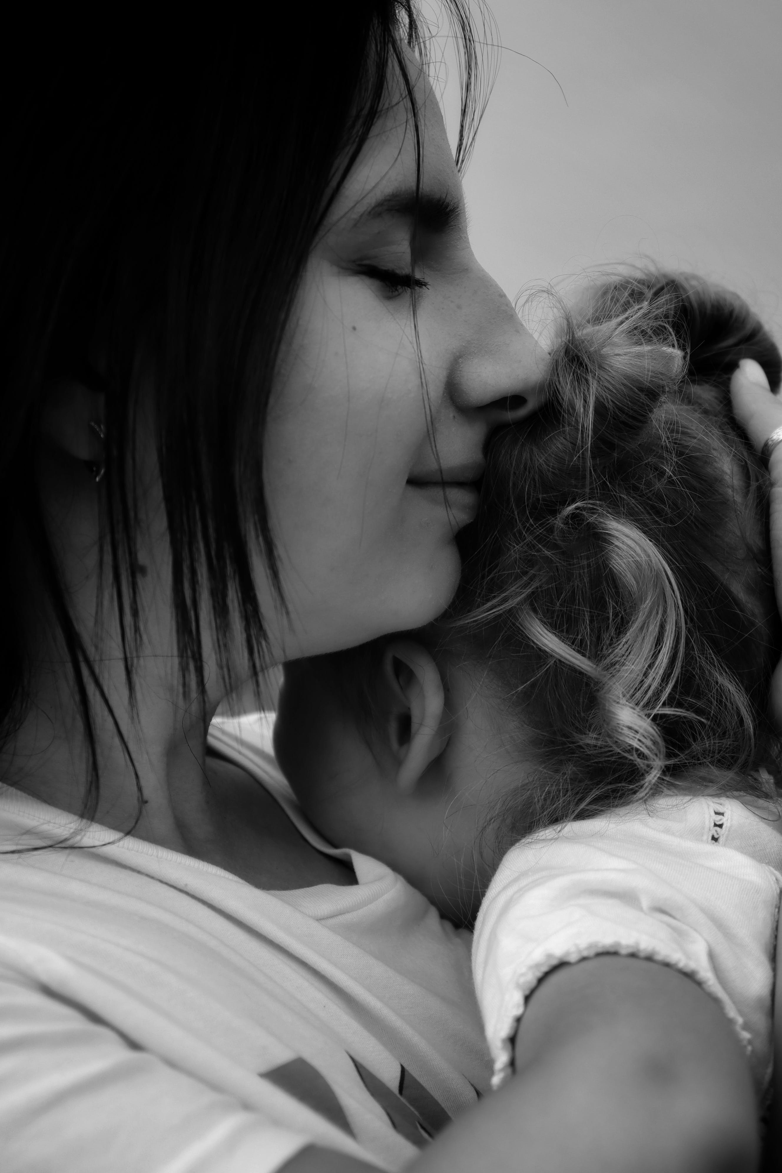 "Die unbeugsame Liebe einer Mutter: Ein Weg ohne Impfung, voller Mut und Hingabe"