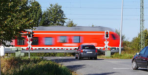 Dieser Bahnübergang ist "voll-beschrankt", die Schranke geht über die ganze Fahrbahn.