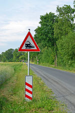 Das Gefahrzeichen mit der 3-streifigen Bake, kündigt schon 240m vorher den Bahnübergang an.