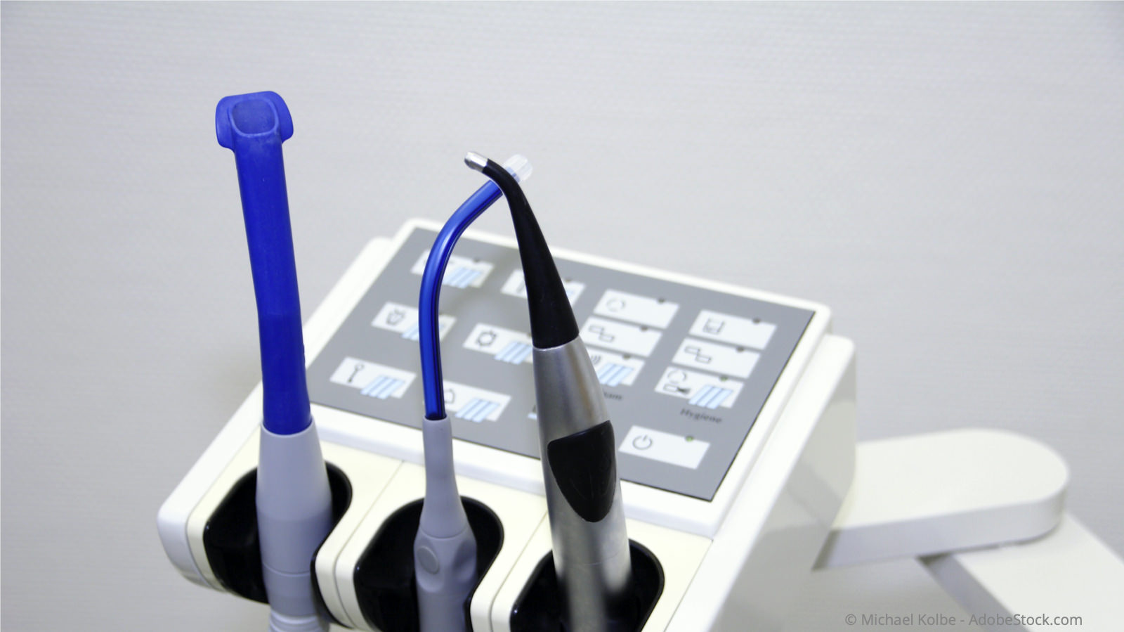 Speichelzieher, der unter dem Kofferdam eingelegt wird.