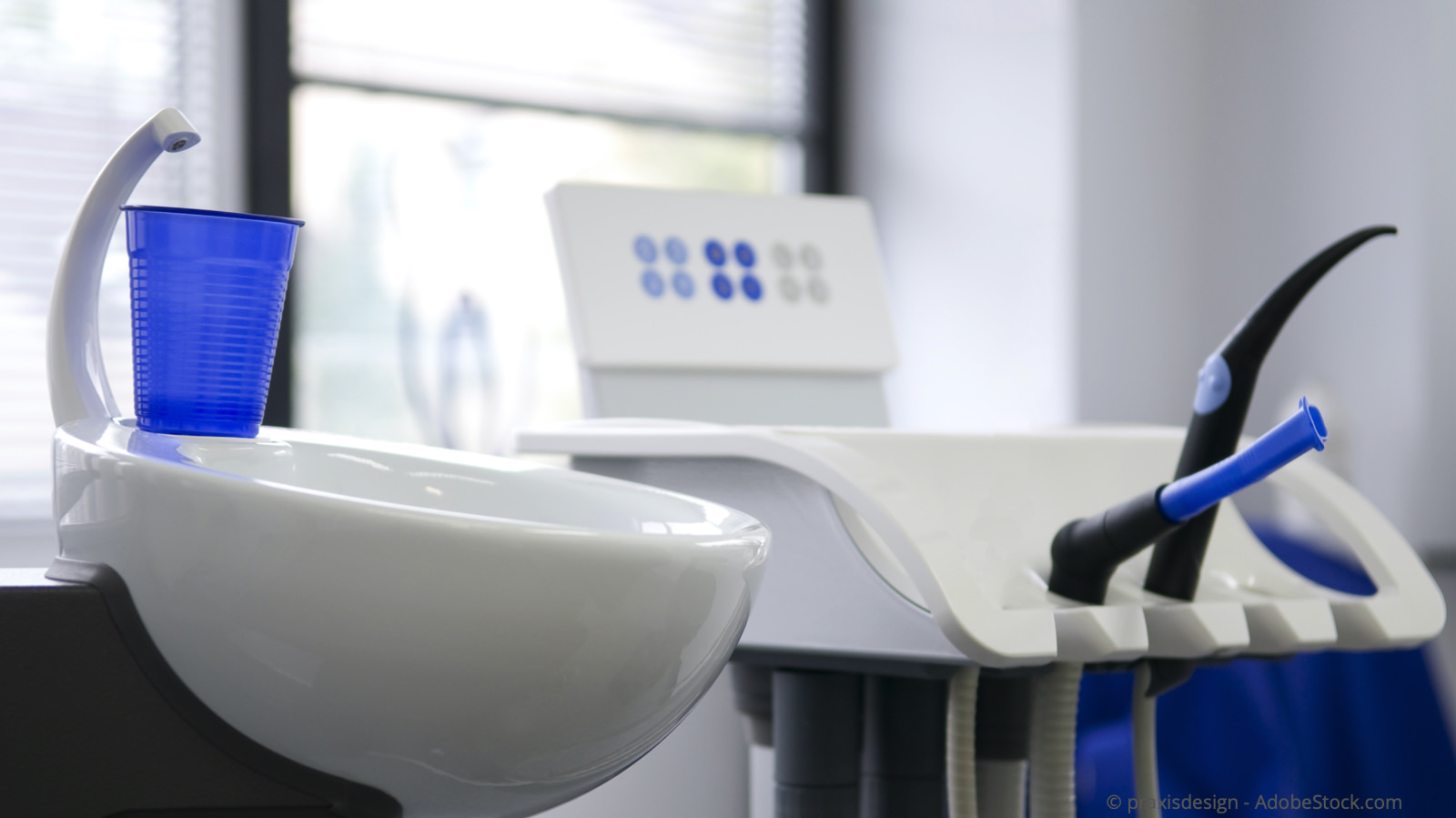 Aussprühen und gründliches Absaugen des Mundes nach der Amalgamentfernung