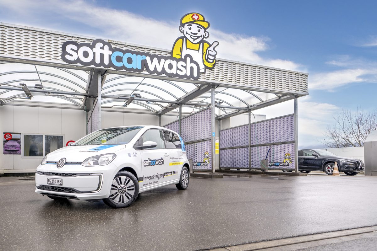 Elektroauto mit Firmenbeschriftung vor der Softcarwash-Waschanlage, Image & Kommunikation