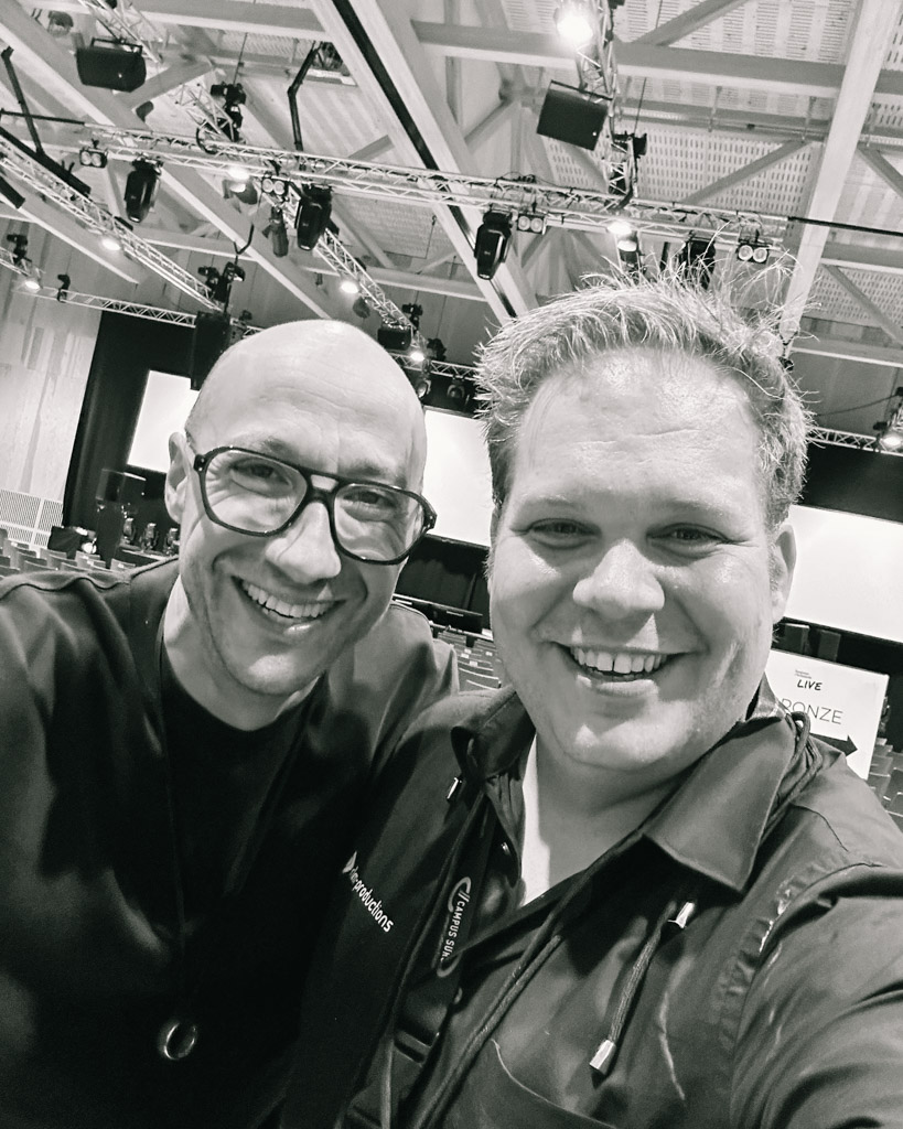 Robin Kirchhofer mit Musiker Ritschi hinter der Bühne an einem Anlass