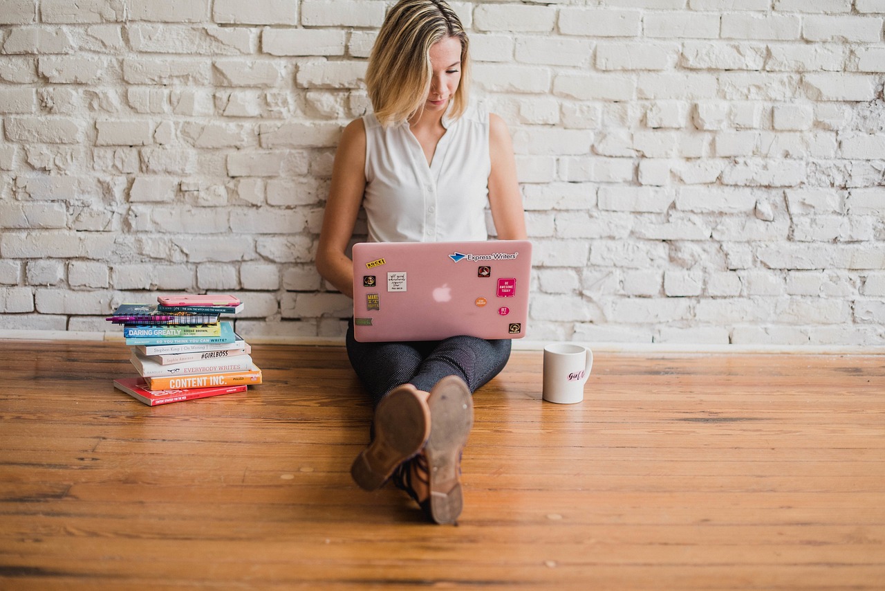 Influencerin sitzt an ihrem Laptop