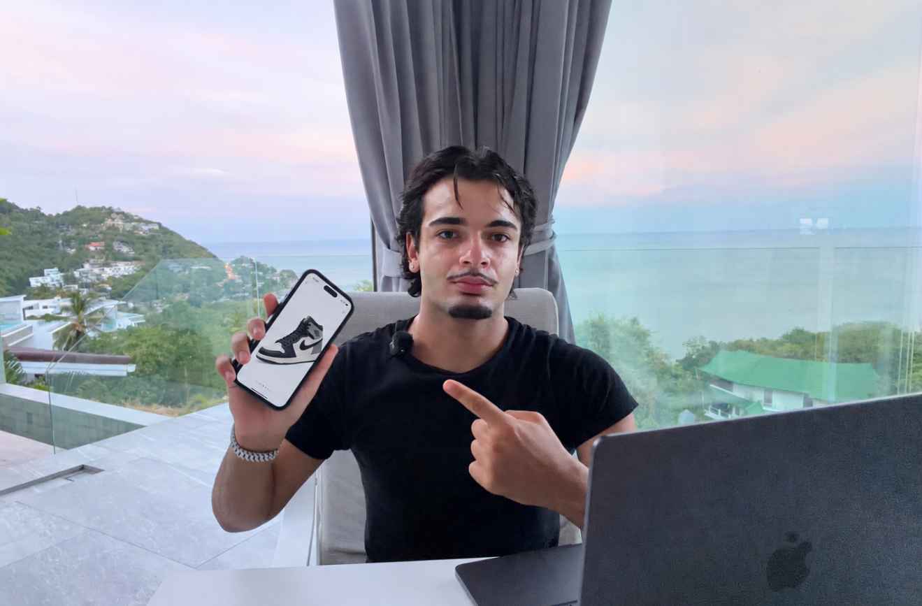 Deniz zeigt einen Sneaker auf seinem Smartphone