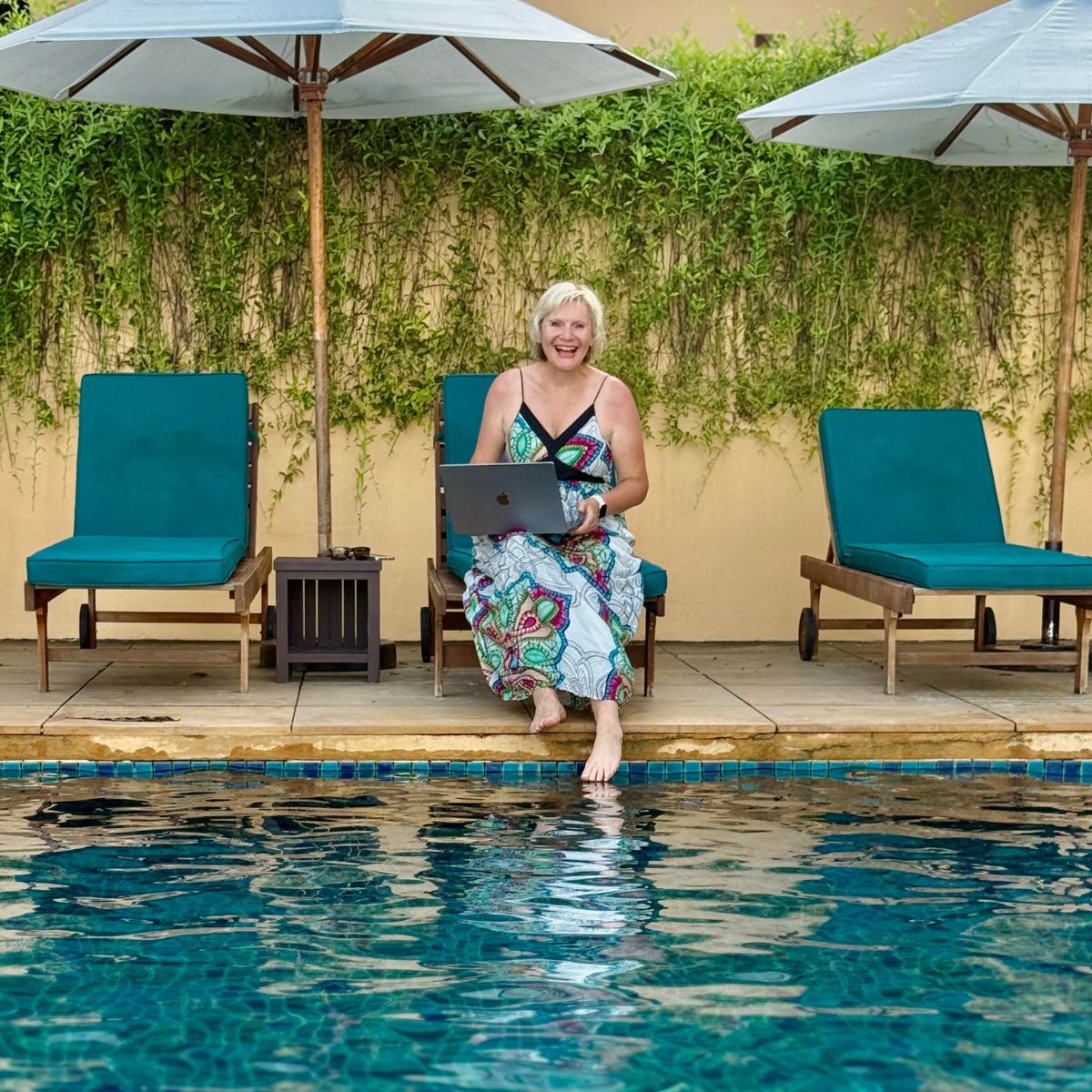 Ulli am Pool mit Laptop.jpg
