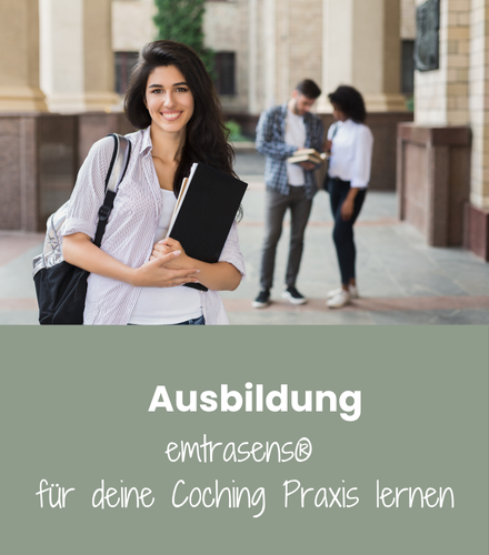 Eine Frau mit langen, braunen Haaren steht mit ihren Lernunterlagen auf dem Camous. Untertitel: Ausbildung. emtrasens® für deine Coaching Praxis 