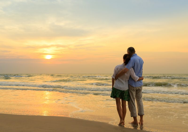 Paar am Strand beim Sonnenuntergang