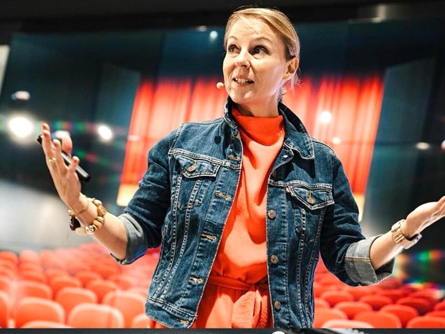 Christine Zillmer vor der Bühne