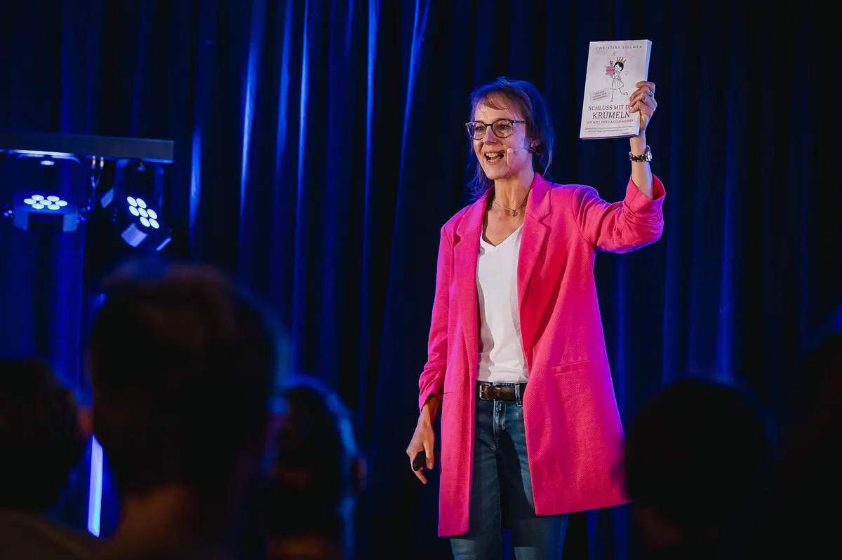 Christine Zillmer auf der Bühne mit ihrem Bestseller „Schluss mit den Krümeln“