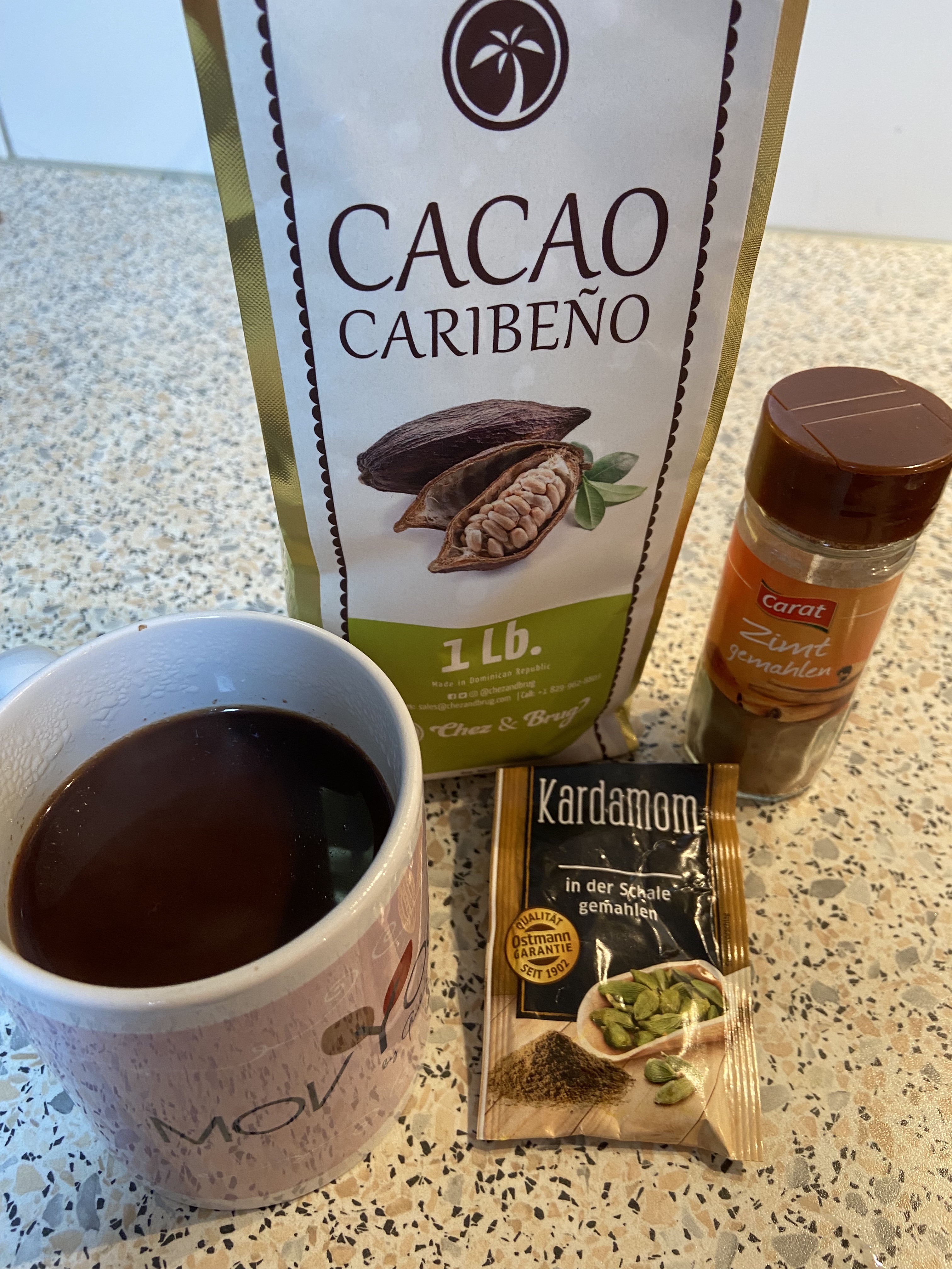 Eine Tasse mit frisch gekochtem Kakao.