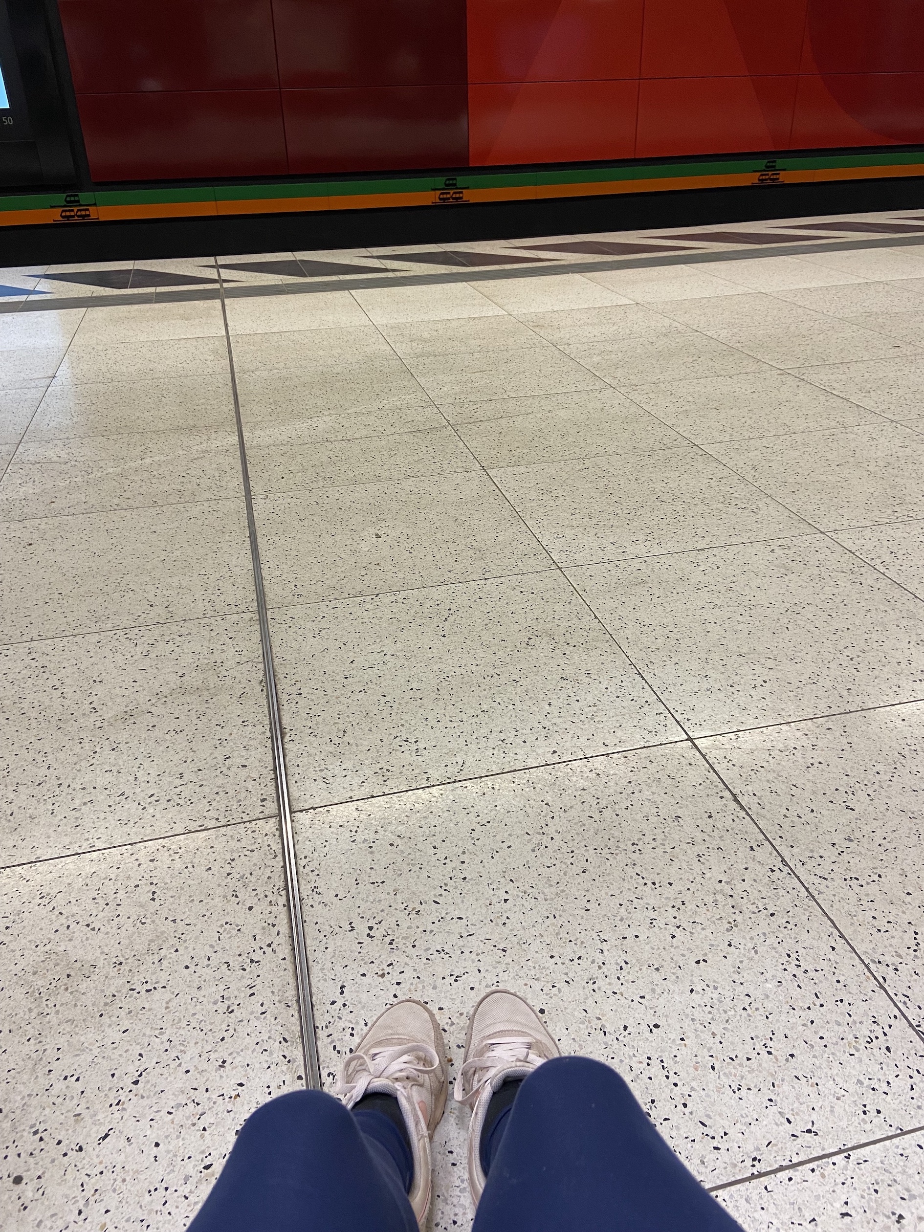 Frau sitzt am Bahnsteig einer S-Bahn