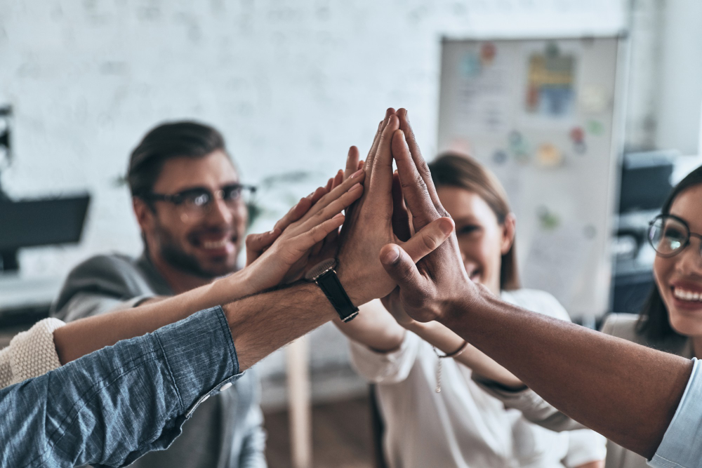 gib-mir-fuenf-draufsicht-auf-geschaeftskollegen-die-sich-gegenseitig-high-five-in-einem-symbol-der-einheit-geben-und-laecheln-waehrend-sie-im-sitzungssaal-arbeiten.jpg
