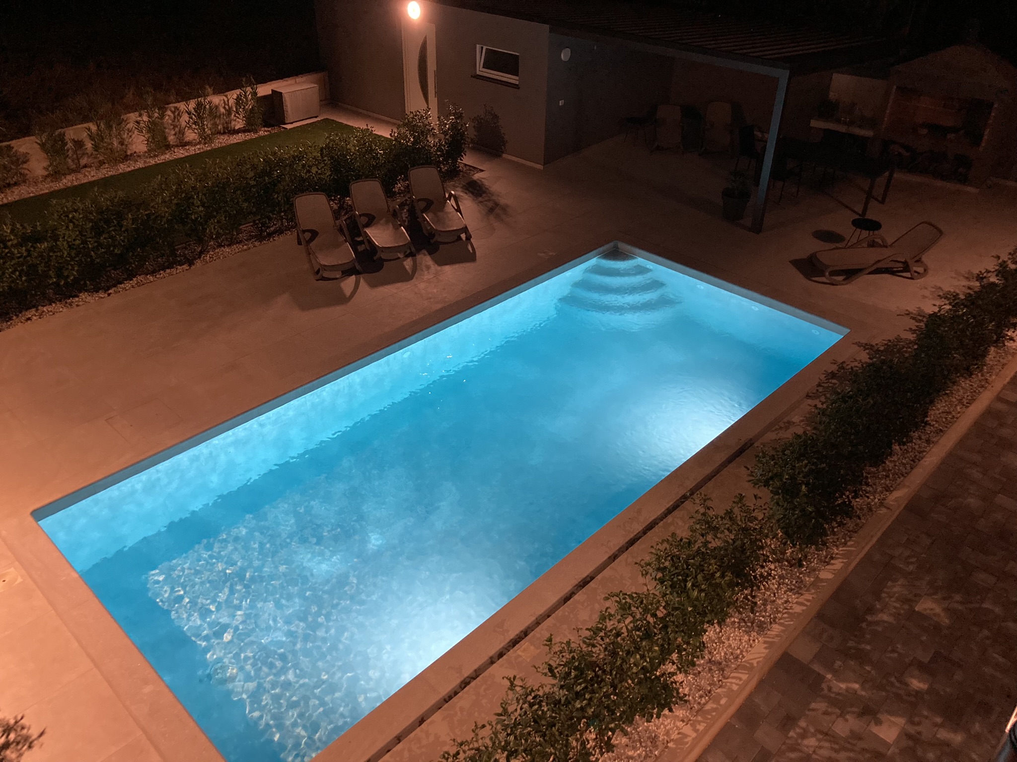 Pool bei Nacht