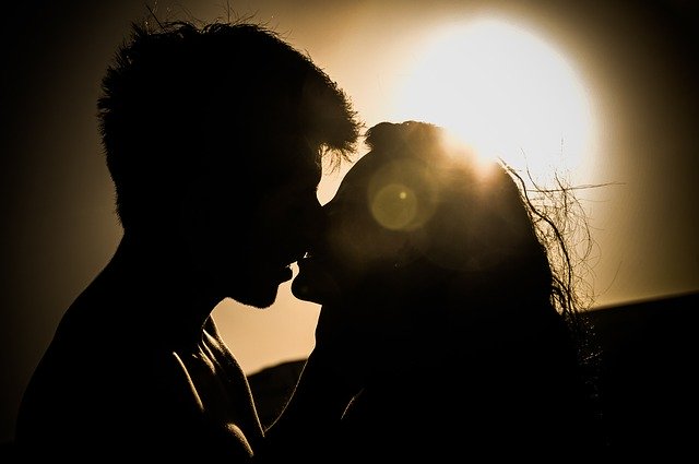 Paar küsst sich bei Sonnenuntergang dank Ehrlichkeit