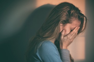 Weinende Frau wegen Verlustangst