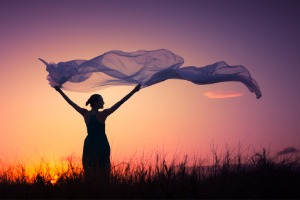 Frau im Sonnenuntergang mit Verlustangst