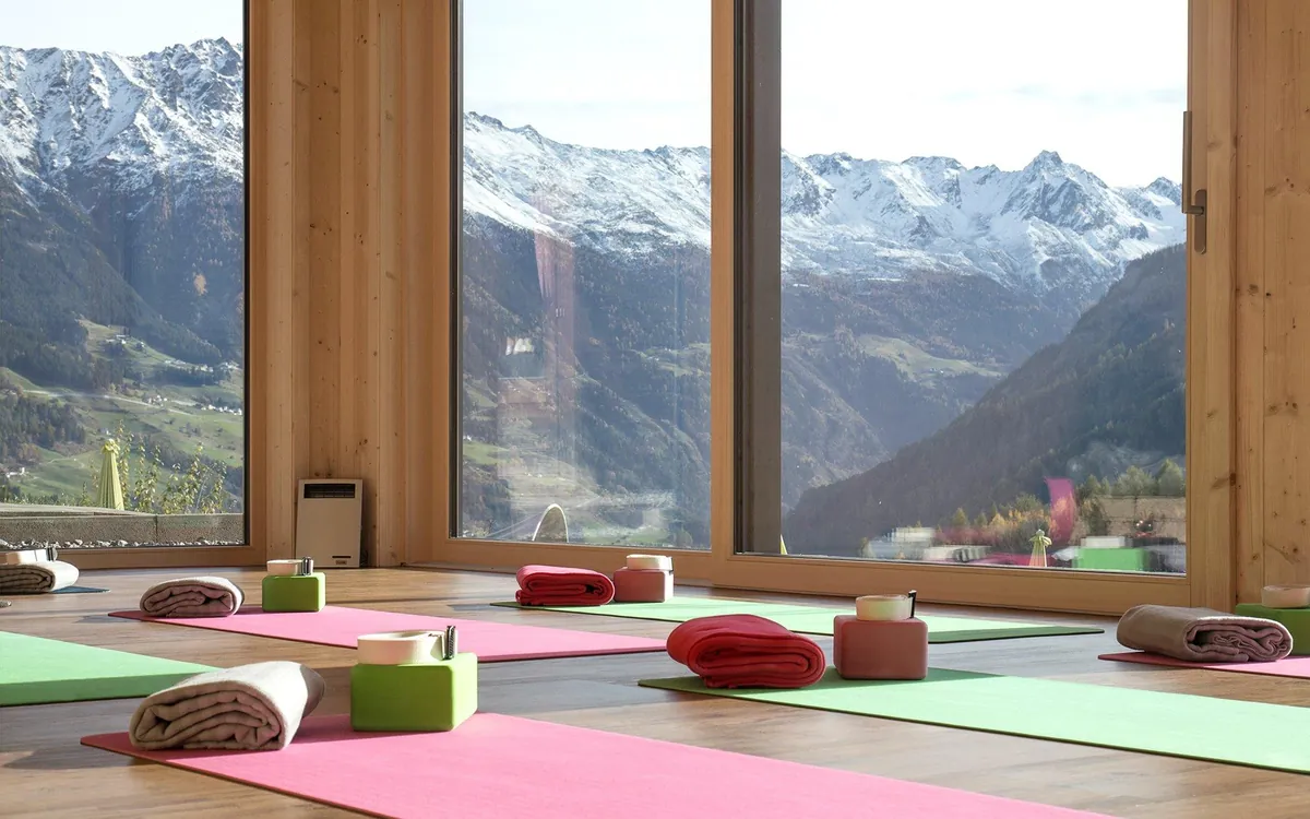 Heller Seminarraum mit grossen Fenstern und Blick auf die verschneiten Berge