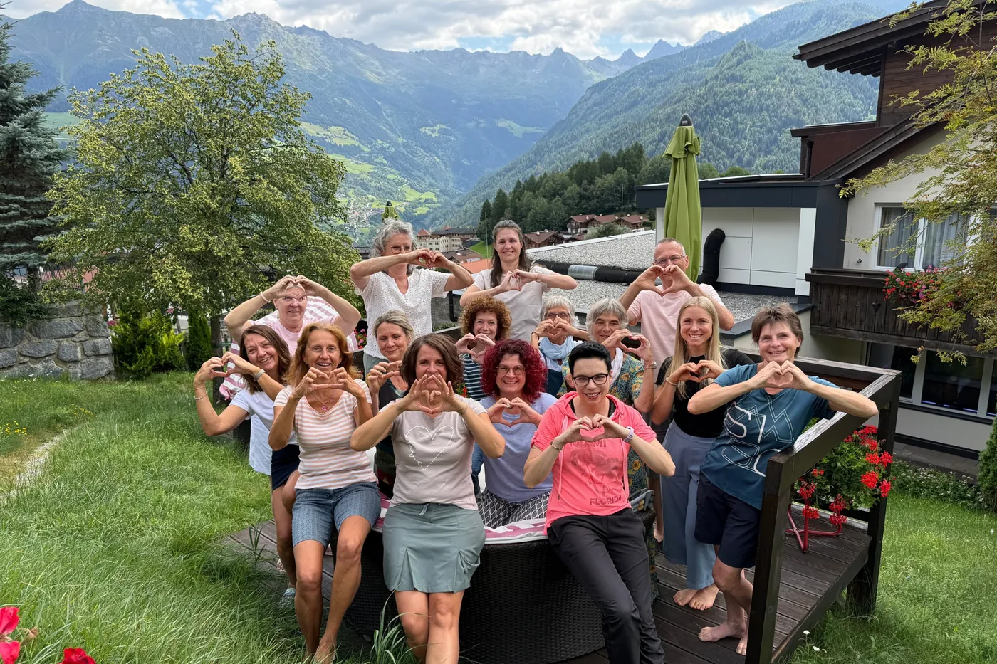 Gruppe beim Retreat in Ladis, alle formen mit den Händen ein Herz