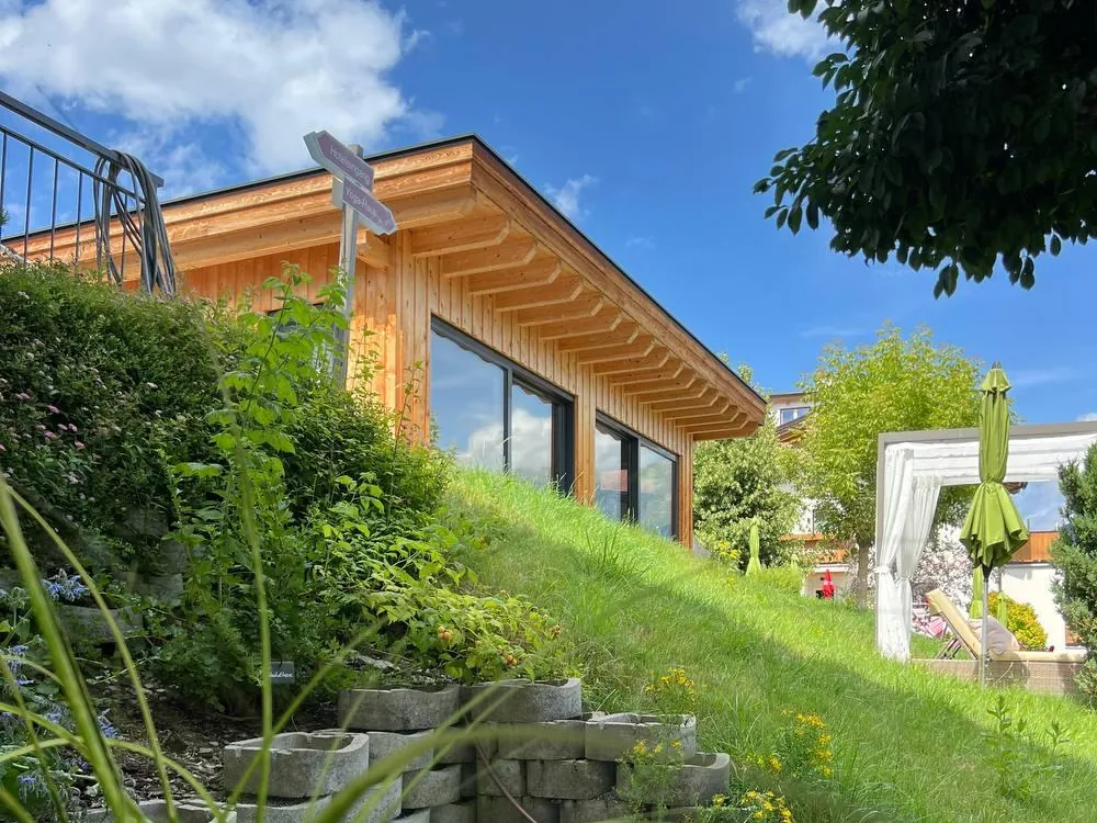 Seminarpavillon aus Holz im grünen Hotelgarten
