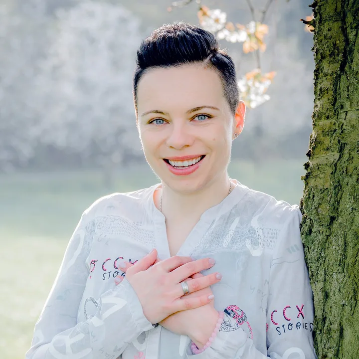 Graziella Wicki mit den Händen auf dem Herzen