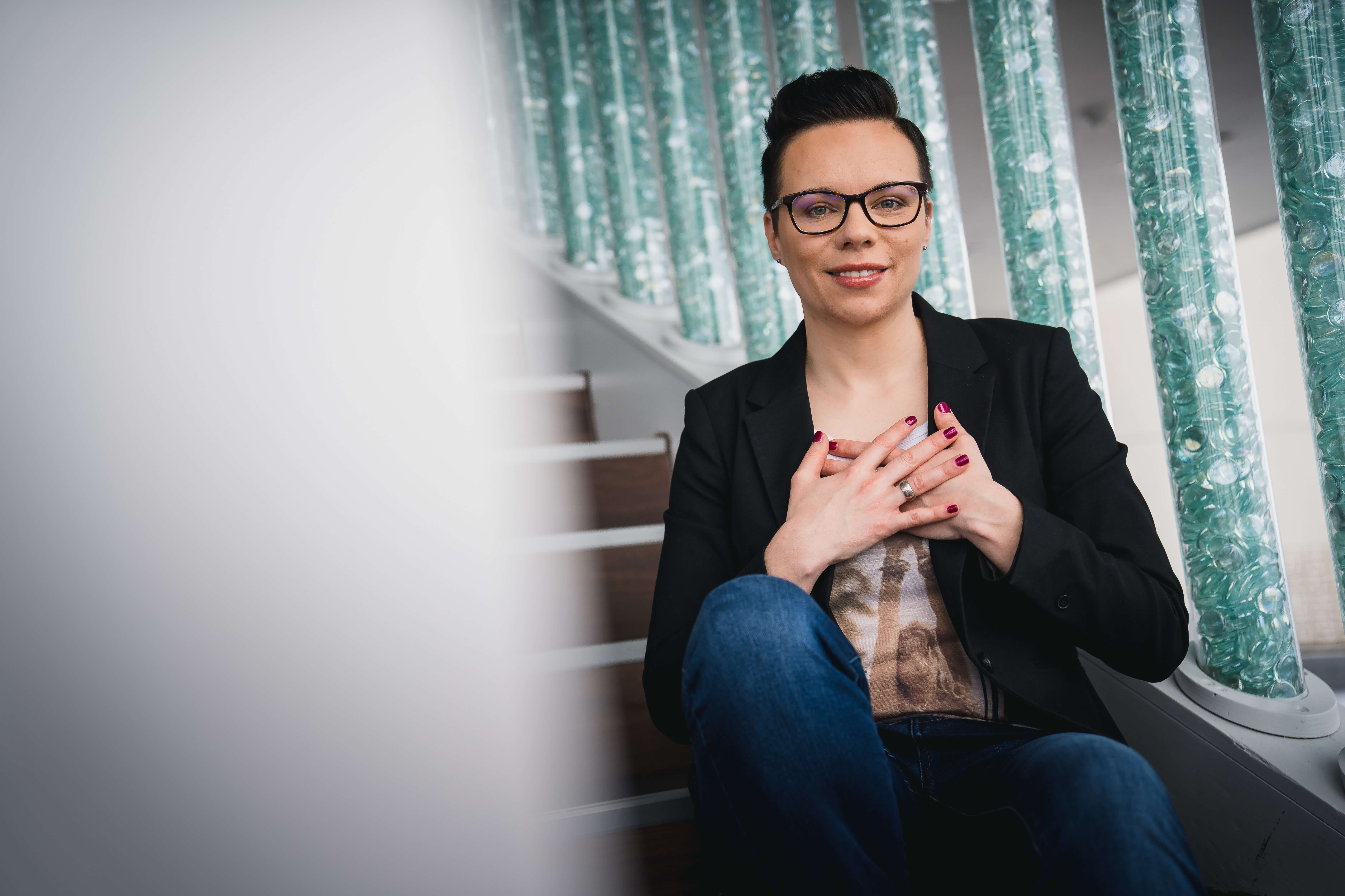 Graziella Wicki mit den Händen auf dem Herzen