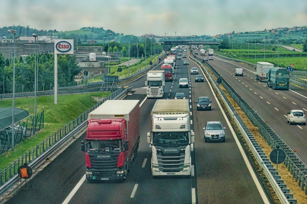 Lkw-Fahrer im Fernverkehr: Kommunikation und Stressreduktion als Schlüssel zu mehr Effizienz