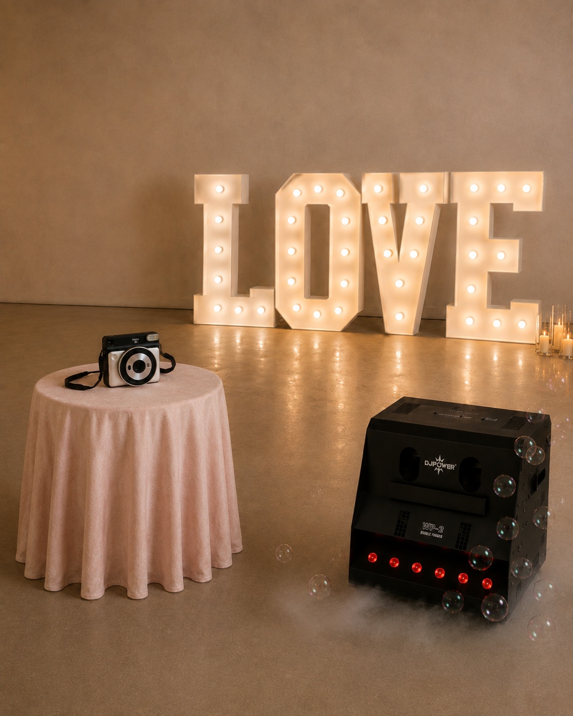 Beleuchtete LOVE Buchstaben, Polaroidkamera und Seifenblasen-Nebelmaschine für Hochzeit und Event im Raum Halle Leipzig