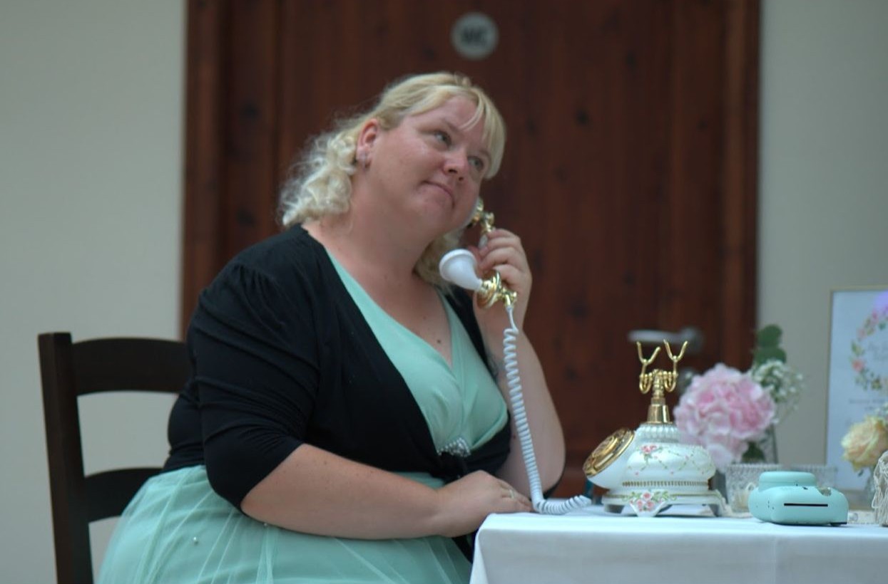 Gast hinterlässt eine persönliche Sprachnachricht am nostalgischen Gästetelefon bei einer Feier