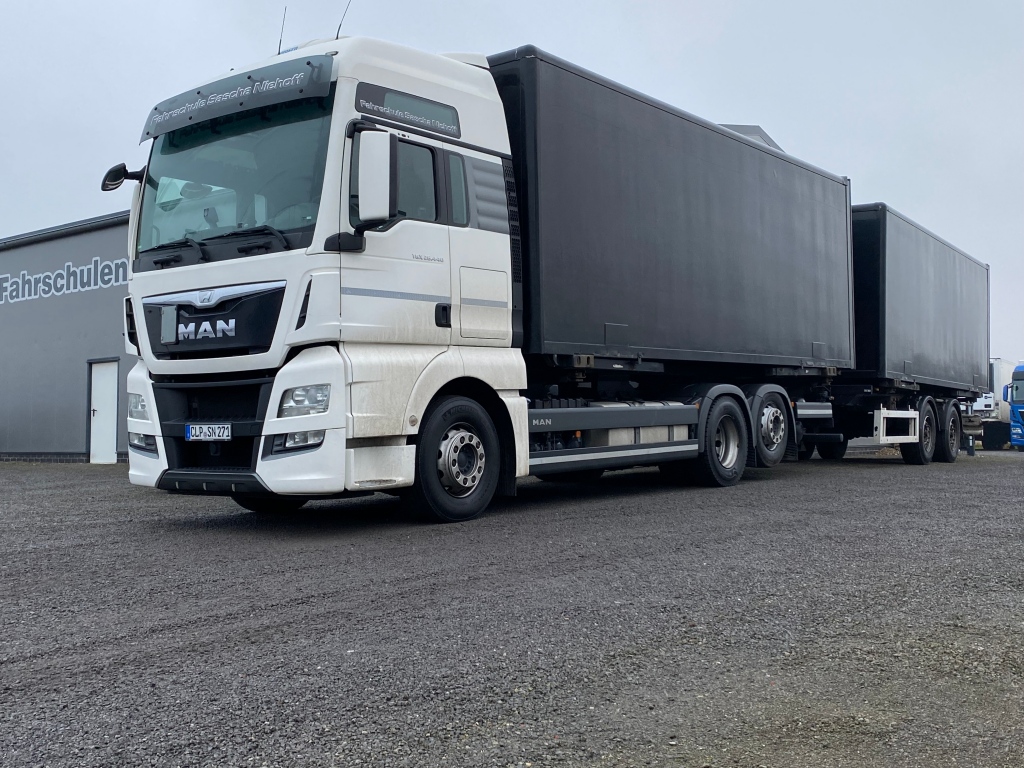 Fahrschule Sascha Niehoff lkw 1.jpg