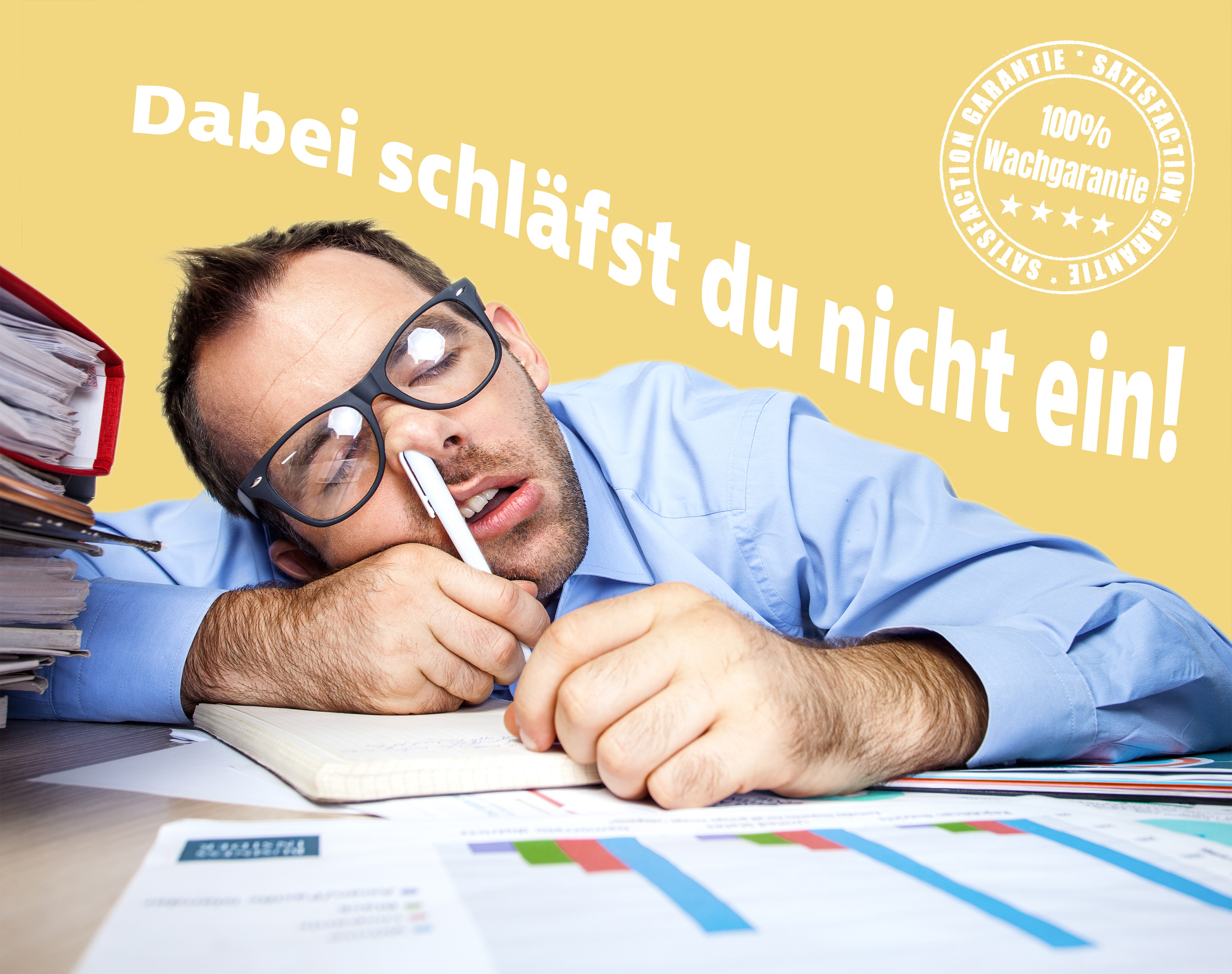 Ein Mann schläft auf einem Schreibtisch mit einem Kugelschreiber in der Nase. Über Ihn steht geschrieben: Dabei schläfst du nicht ein! - 100% Wachgarantie
