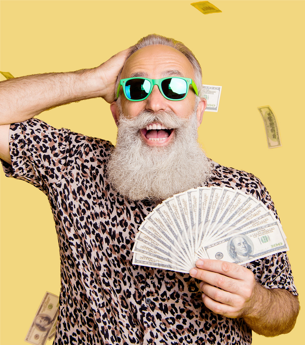 Viele Geldscheine regnen einem alten Mann herunter der sich freut.