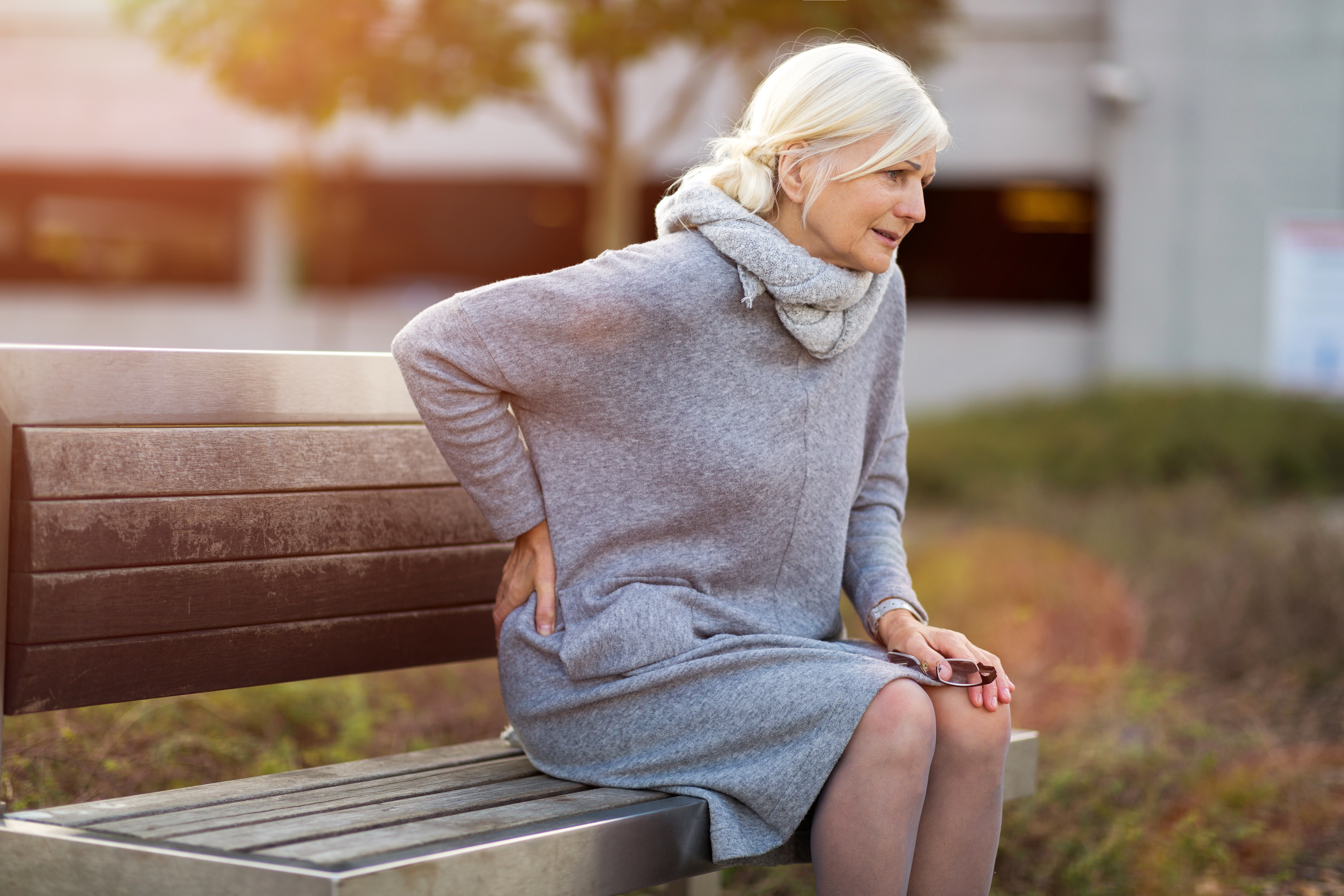 Seniorin leidet unter Rückenschmerzen