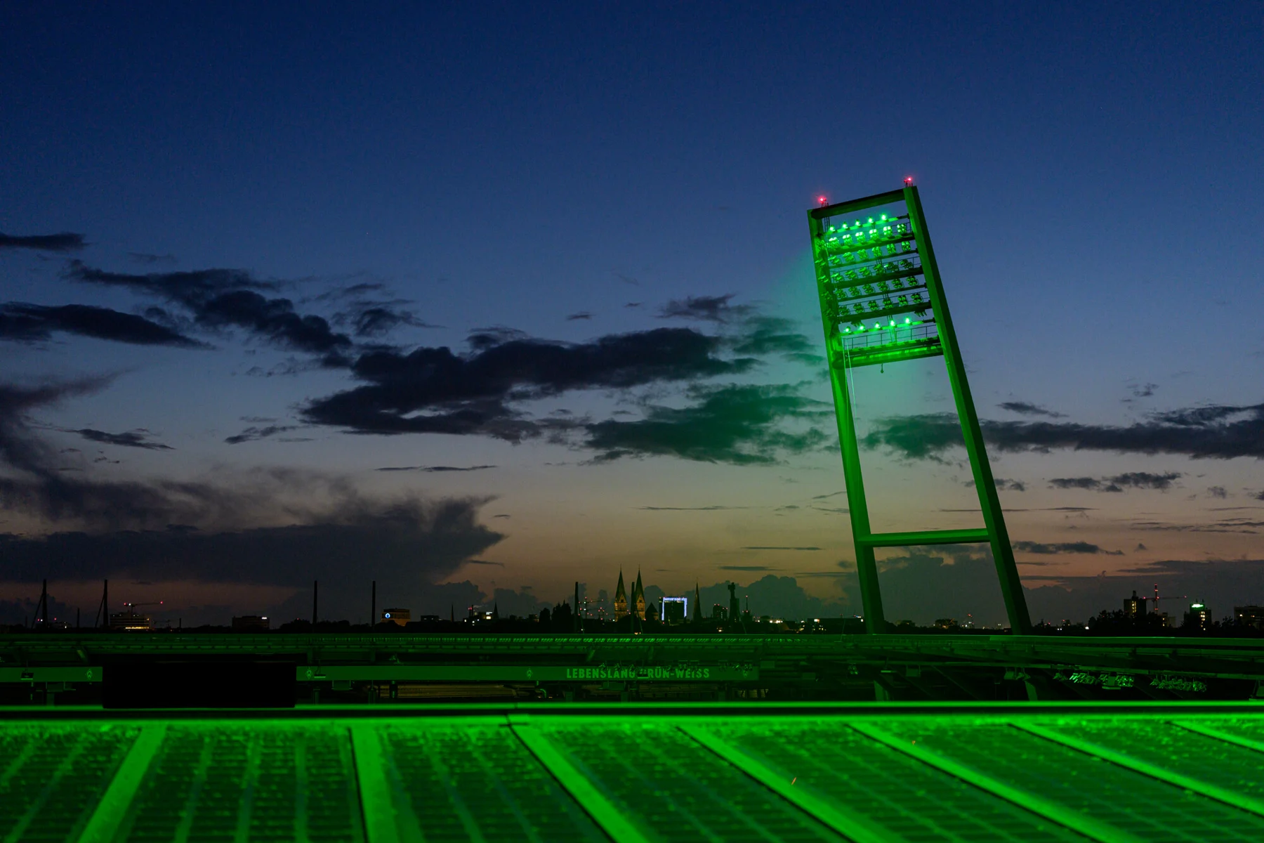 Blick auf das beleuchtete Spielfeld im Weserstadion bei Nacht