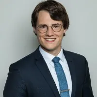 Sven Bendig mit Brille, im dunklen Anzug