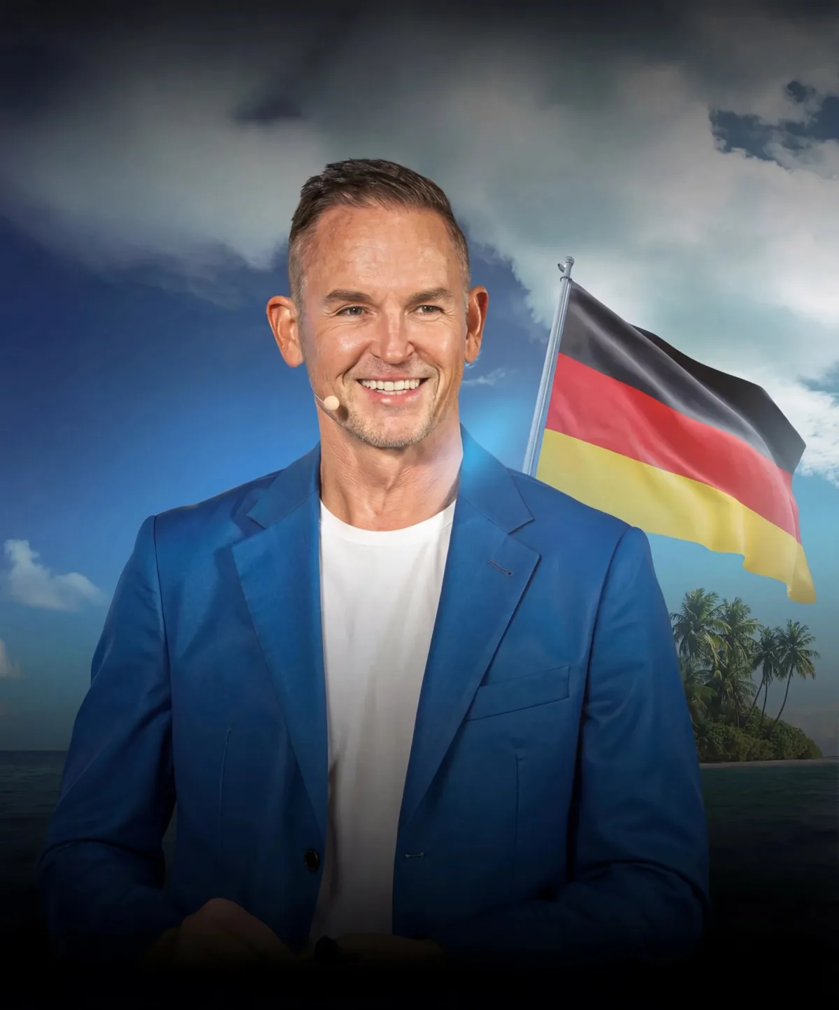 Leo Gärtner im blauen Sakko vor Deutschlandflagge und Palmen