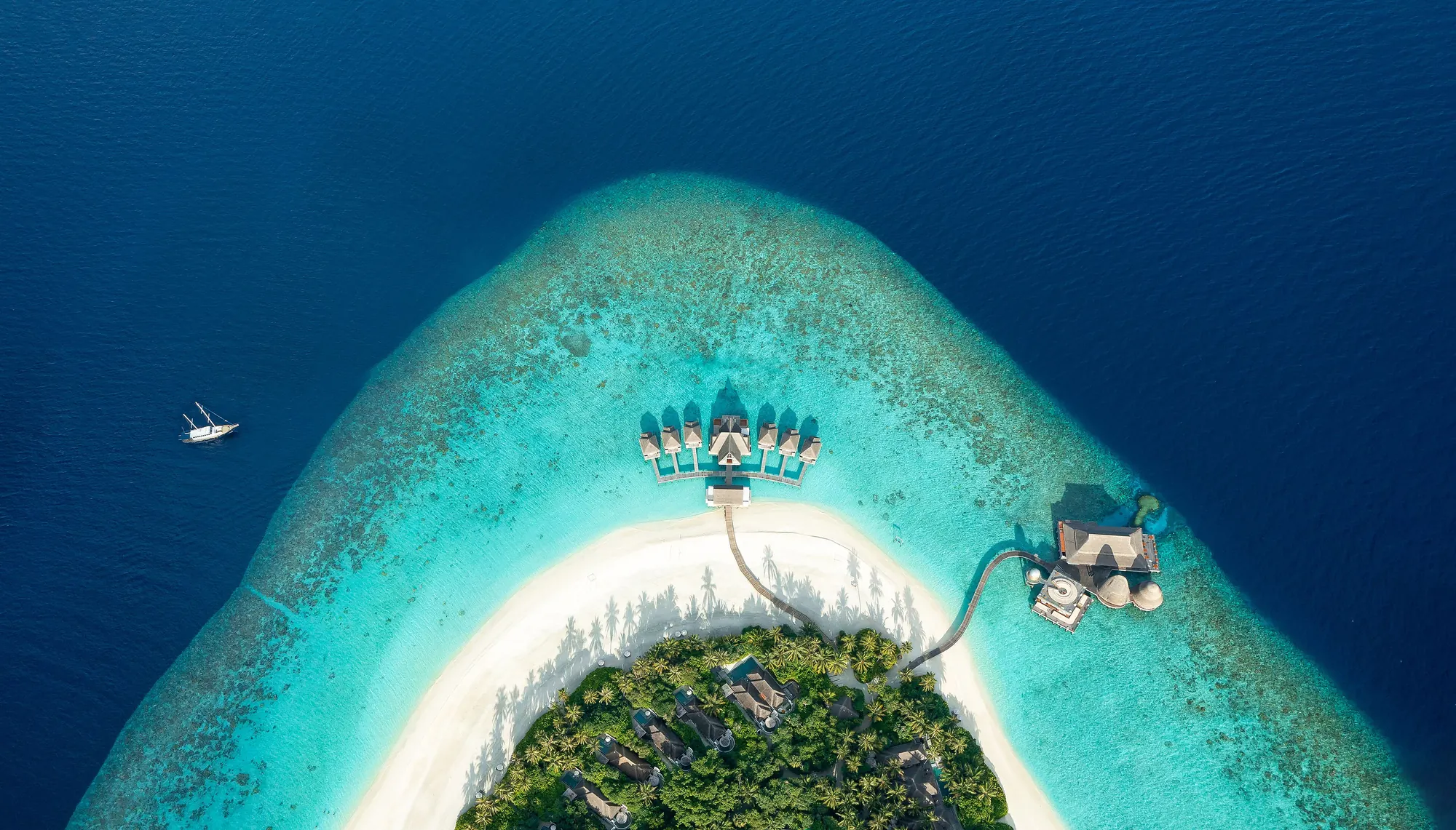 Luftaufnahme einer Insel mit türkiser Lagune