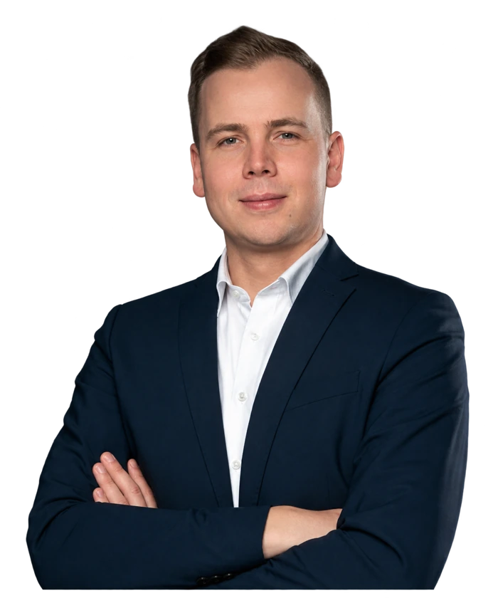 Thore Friedrichs im dunkelblauen Anzug mit verschränkten Armen
