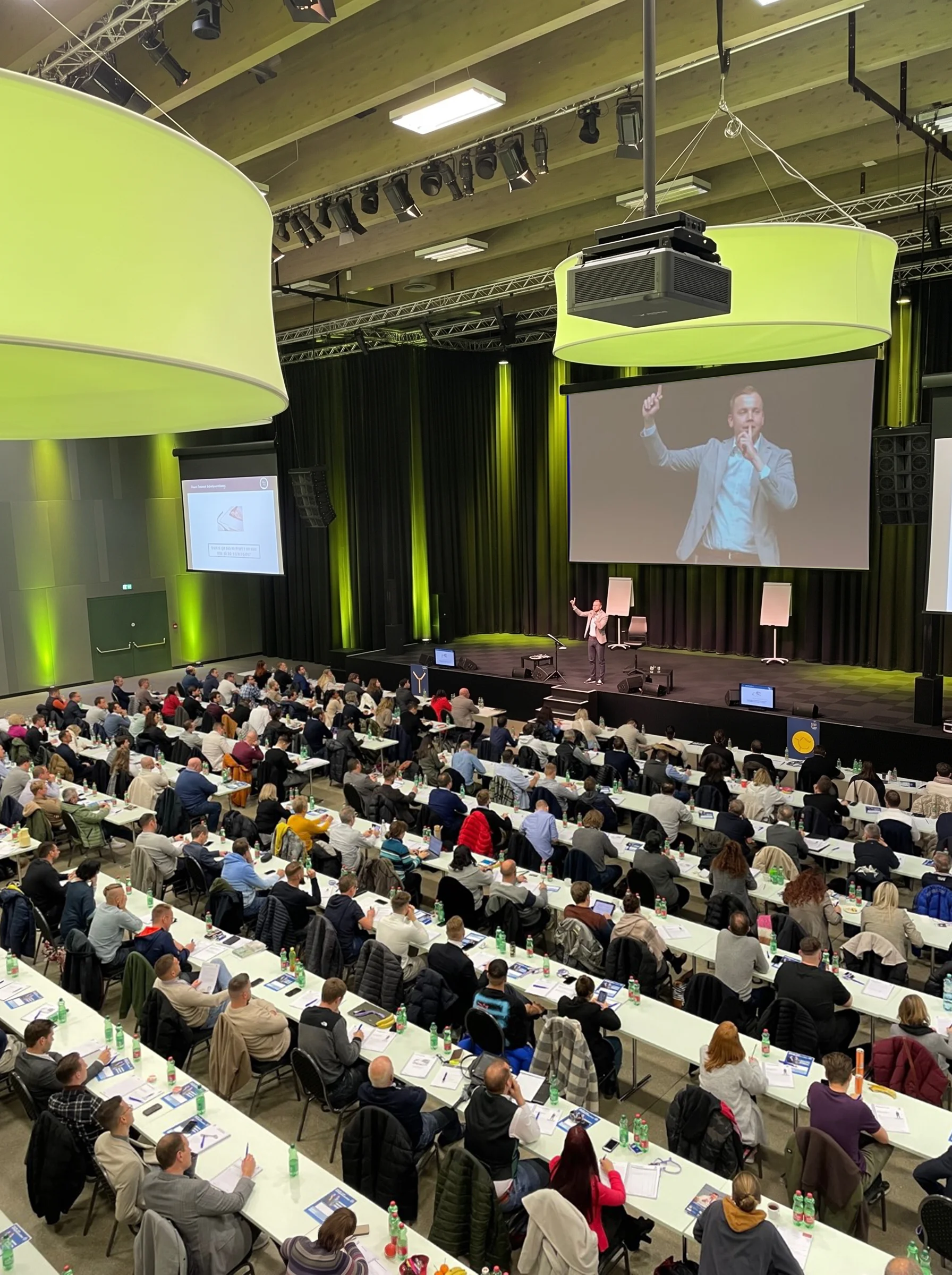 Thore Friedrichs live auf der Bühne vor Publikum