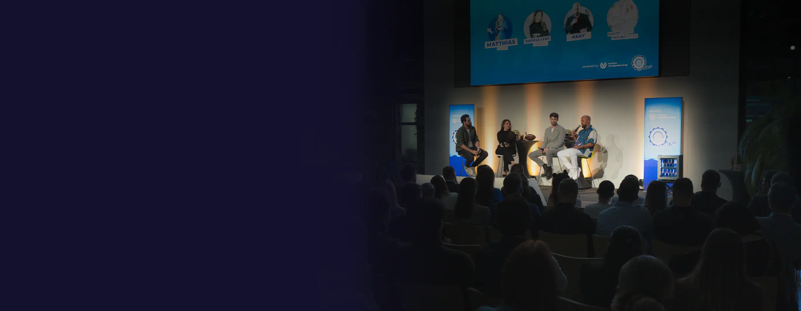 Publikum und Speaker auf der Bühne bei EU on Tour