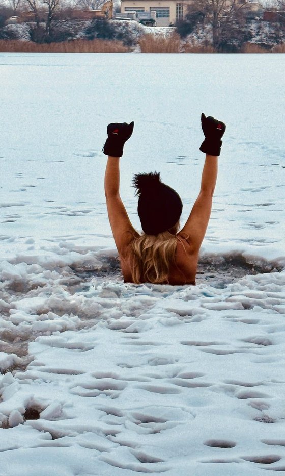 Conny beim Eisbaden mit erhobenen Armen