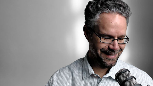 Sascha Jaksic mit Mikro.jpg