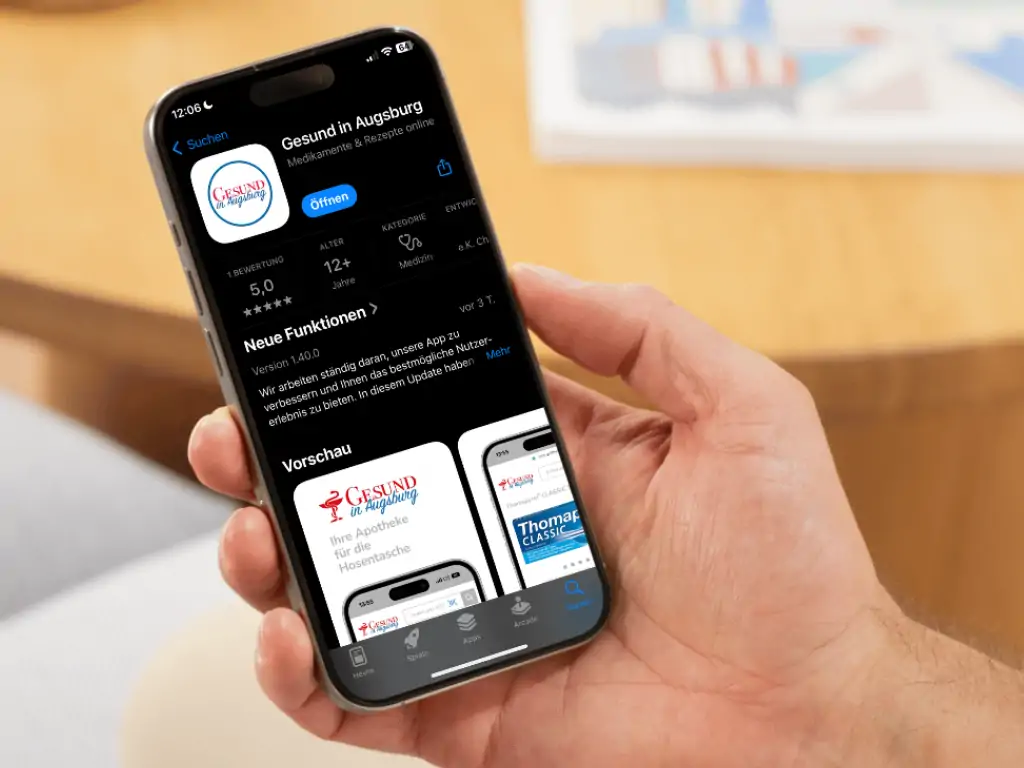 Die Gesund in Augsburg App zum Einlösen von E-Rezepten ist sowohl im Google Play Store als auch im iOS App Store erhältlich.